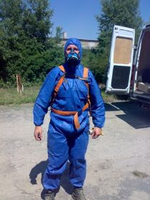 Schadstoffsanierung Vollschutz Mitarbeiter.JPG